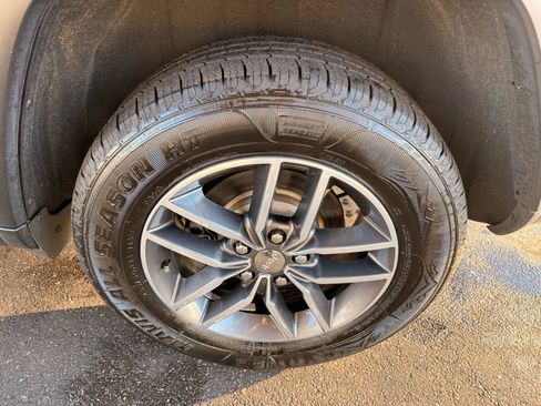 Used 2018 Jeep Grand Cherokee Limited image 42