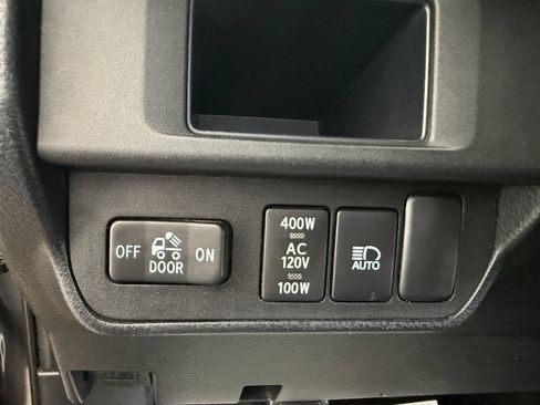 Used 2018 Toyota Tacoma TRD Sport w/ Technology Package AWD/4WD image 10