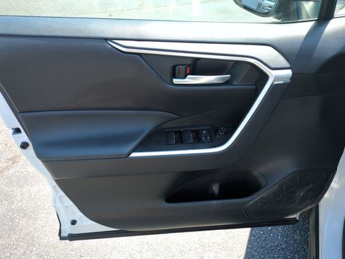 Used 2025 Toyota RAV4 XLE AWD/4WD image 14