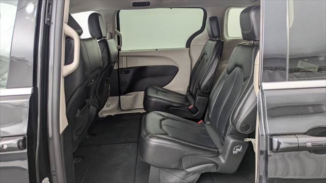 Used 2023 Chrysler Pacifica Touring-L FWD image 16