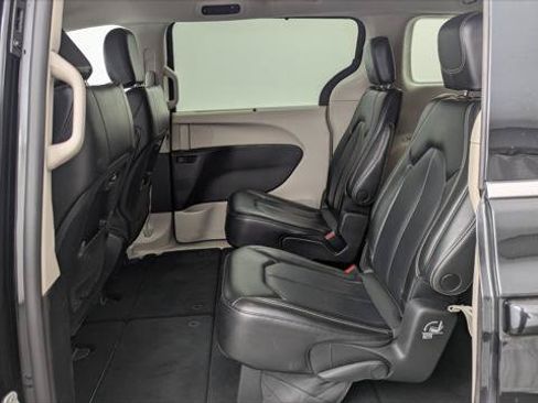 Used 2023 Chrysler Pacifica Touring-L FWD image 16