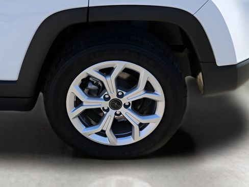 Used 2025 Jeep Compass Latitude AWD/4WD image 9
