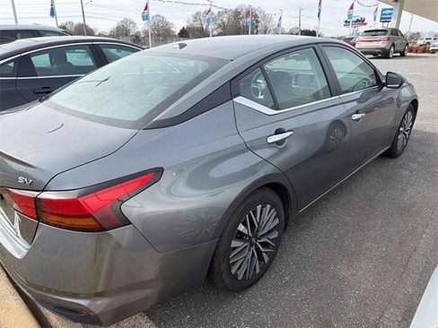 Used 2024 Nissan Altima 2.5 SV image 5