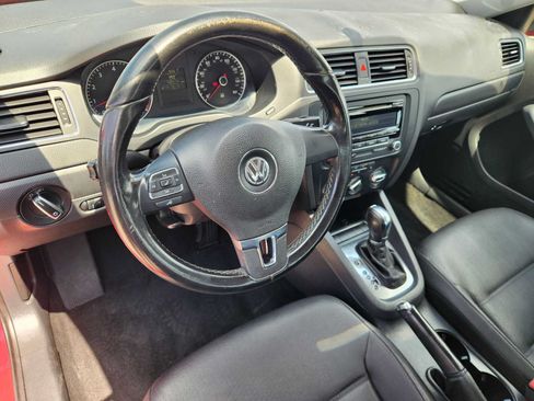 Used 2012 Volkswagen Jetta SE FWD image 2