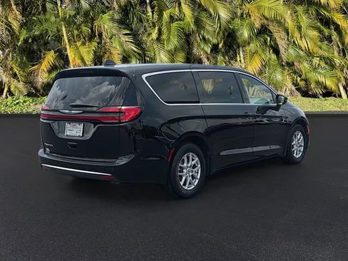 Used 2025 Chrysler Pacifica Select FWD image 6