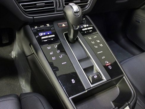 Certified 2026 Porsche Macan image 28