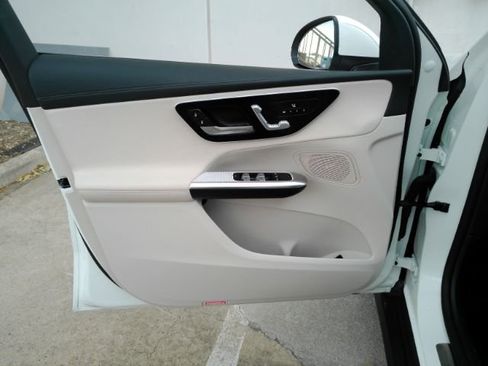 Used 2024 Mercedes-Benz GLC 300 SUV image 15