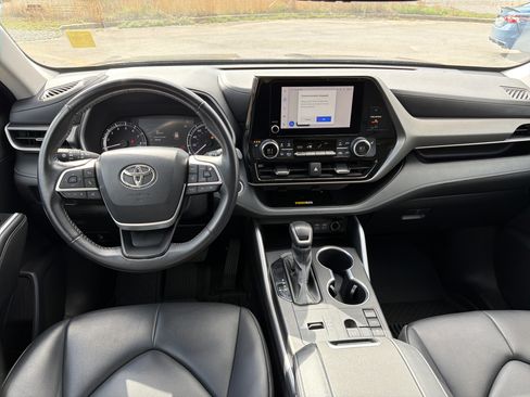 Used 2024 Toyota Highlander XLE FWD image 23