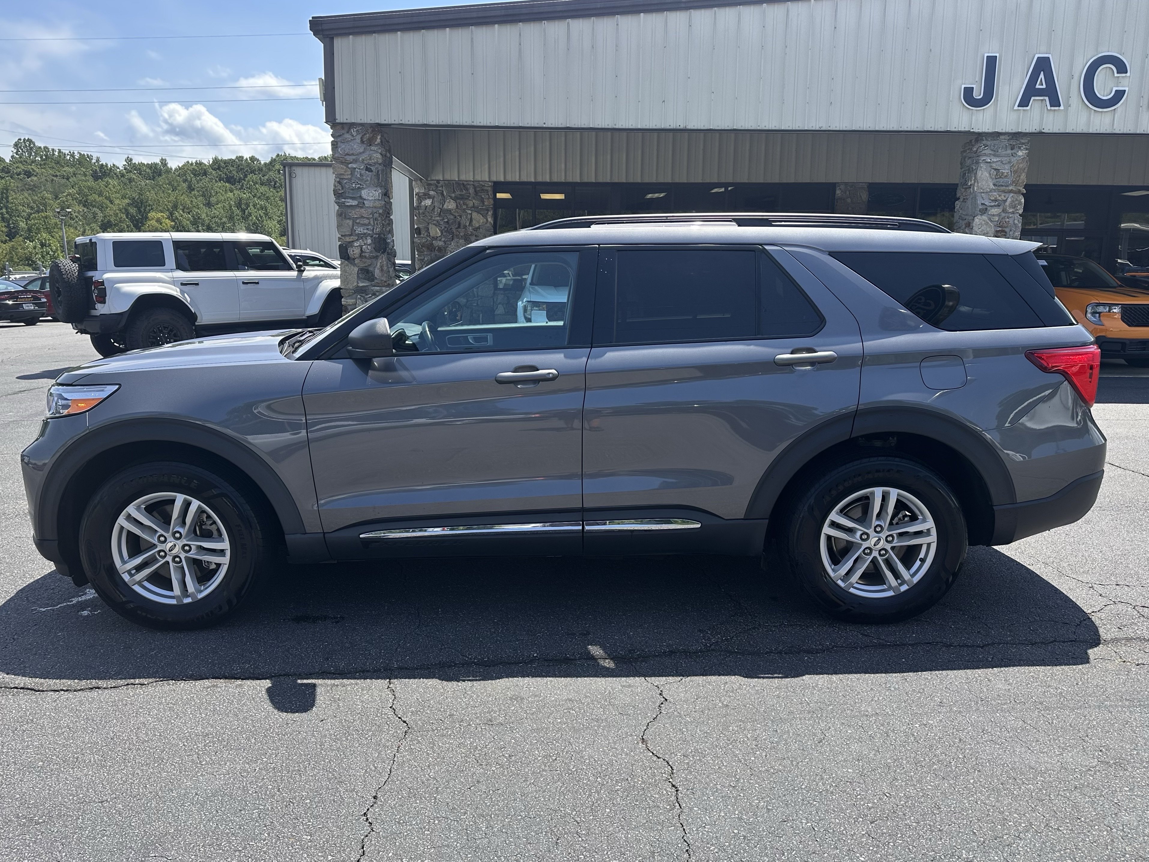 Used 2022 Ford Explorer XLT AWD/4WD image 1