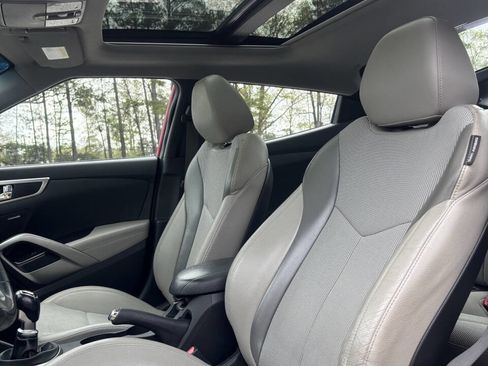 Used 2013 Hyundai Veloster w/ Style Pkg image 10