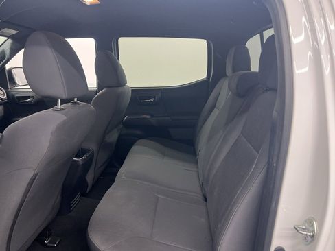 Used 2018 Toyota Tacoma TRD Sport image 10