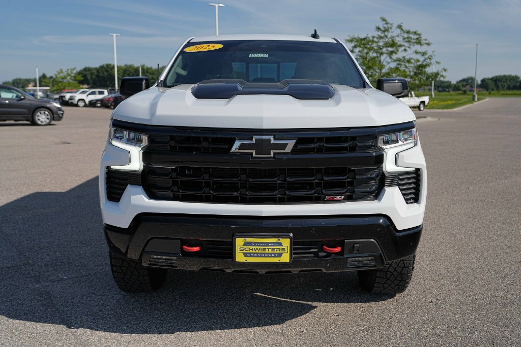 Used 2025 Chevrolet Silverado 1500 LT Trail Boss w/ Convenience Package II AWD/4WD image 2