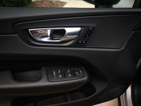 Used 2025 Volvo XC60 B5 Plus image 15