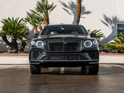 Used 2025 Bentley Bentayga V8 image 32