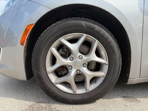 Used 2017 Chrysler Pacifica Touring-L w/ Tire & Wheel Group FWD image 13