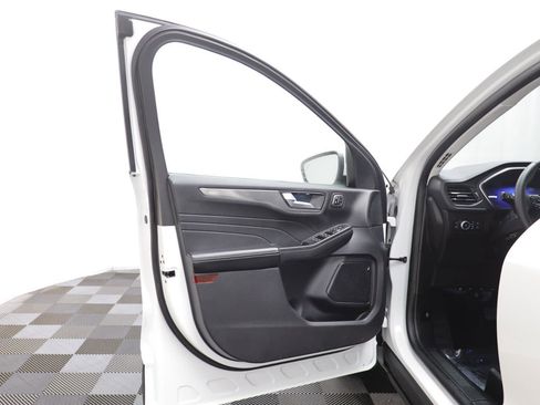 Used 2022 Ford Escape Titanium image 5