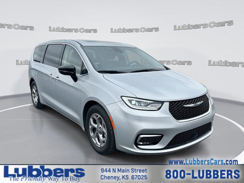 Used 2024 Chrysler Pacifica Limited FWD image 1