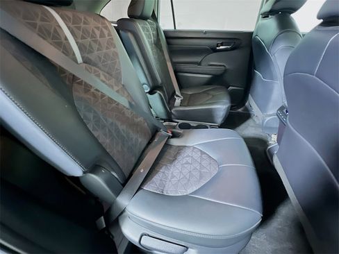 Certified 2024 Toyota Highlander XLE image 26