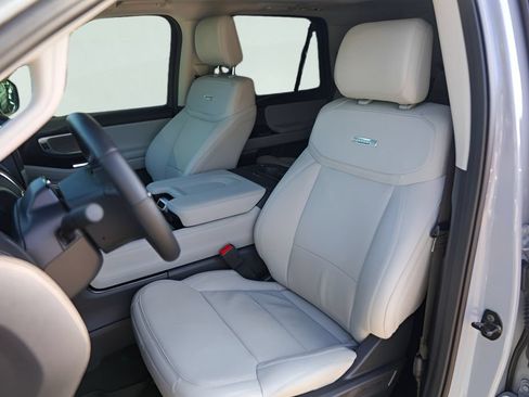 Used 2025 Ford Expedition Platinum w/ Driver's Package AWD/4WD image 10