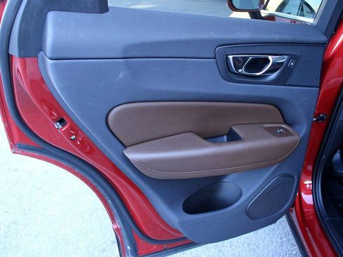 Used 2018 Volvo XC60 T5 Momentum w/ Vision Package image 16