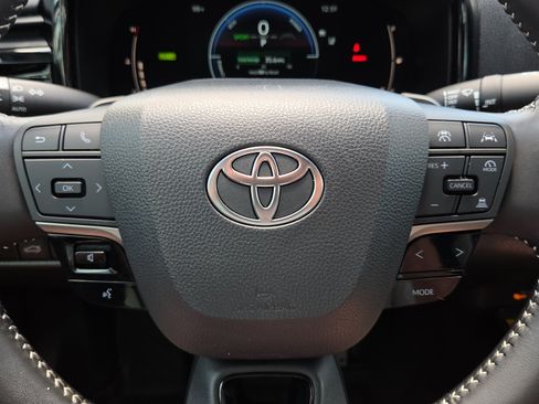 Used 2025 Toyota Camry SE FWD image 28