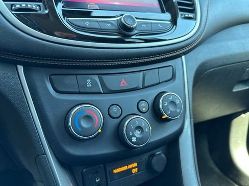 Used 2020 Chevrolet Trax LT w/ Driver Confidence Package AWD/4WD image 30