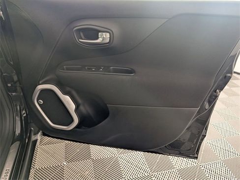 Used 2018 Jeep Renegade Latitude w/ UConnect 8.4 Nav Group image 32