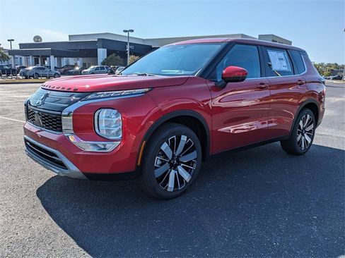 New 2025 Mitsubishi Outlander SE image 2