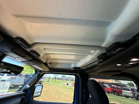 Used 2022 Jeep Wrangler Sport AWD/4WD image 32