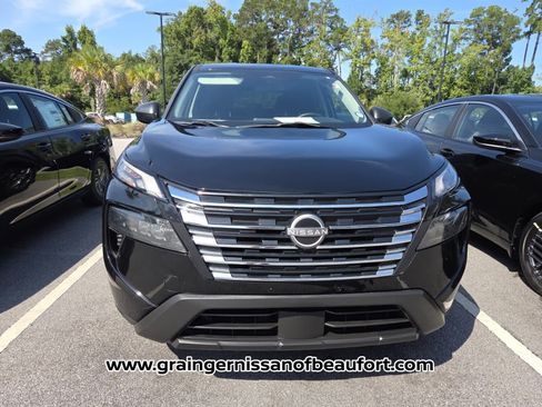 Used 2024 Nissan Rogue S AWD/4WD image 3