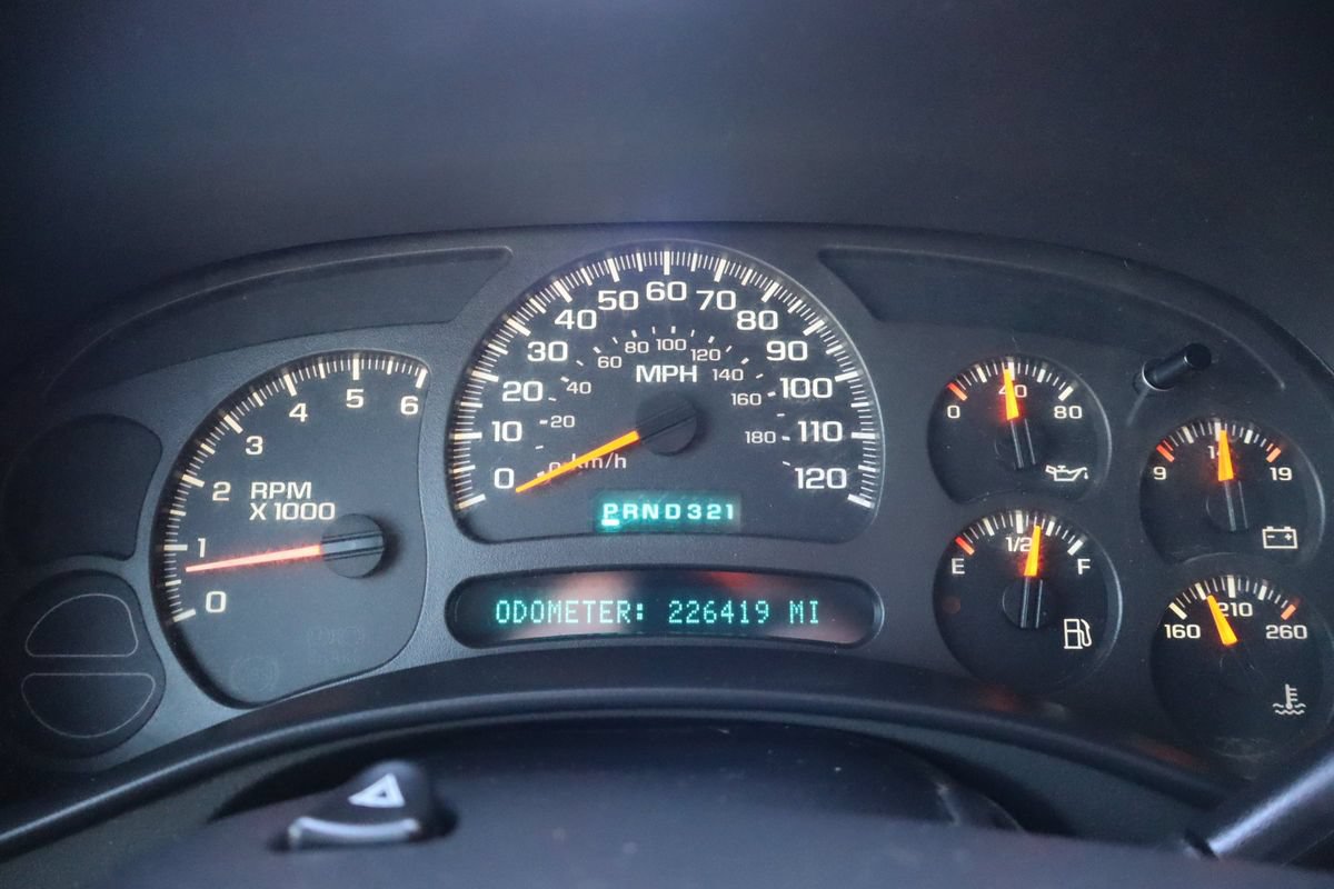 Used 2004 Chevrolet Suburban LS w/ Preferred Equipment Group AWD/4WD image 32