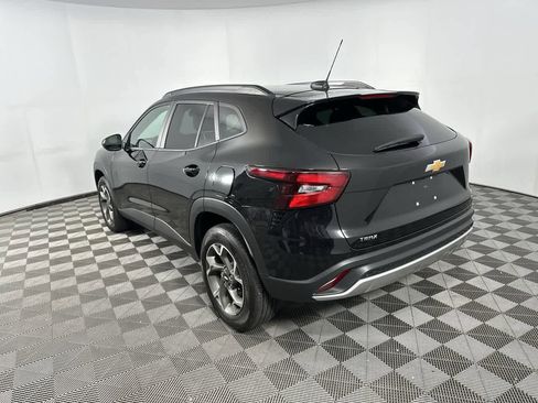 Used 2025 Chevrolet Trax LT w/ LT Convenience Package image 6