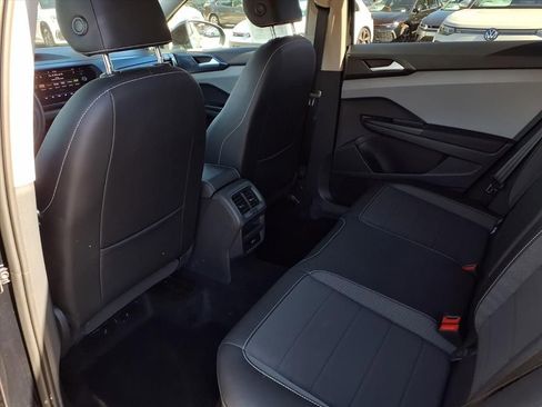 Certified 2022 Volkswagen Taos SE image 18