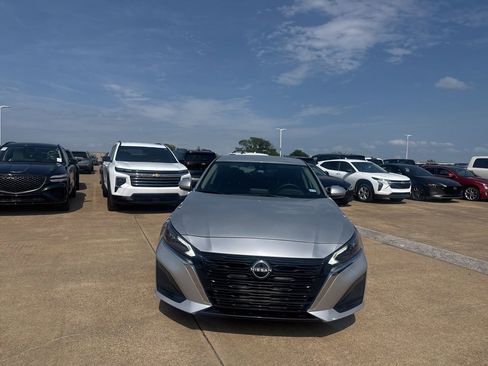 Used 2023 Nissan Altima 2.5 SV image 4