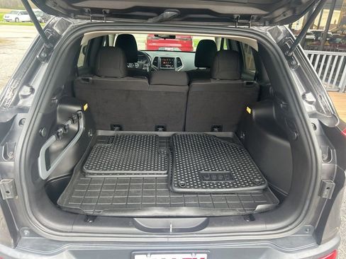 Used 2016 Jeep Cherokee Latitude w/ Cold Weather Group AWD/4WD image 9