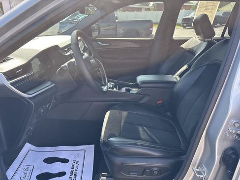 Used 2025 Jeep Grand Cherokee Altitude AWD/4WD image 9