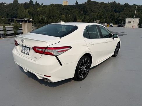 Used 2020 Toyota Camry SE FWD image 3