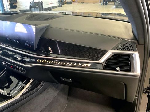 Used 2026 BMW X7 xDrive40i image 17