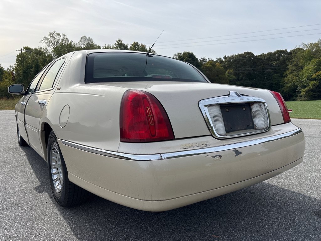 Used 2002 Lincoln Town Car Cartier L RWD image 3