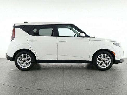 Used 2025 Kia Soul LX w/ LX Technology Package image 11