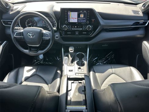 Used 2021 Toyota Highlander XSE FWD image 11