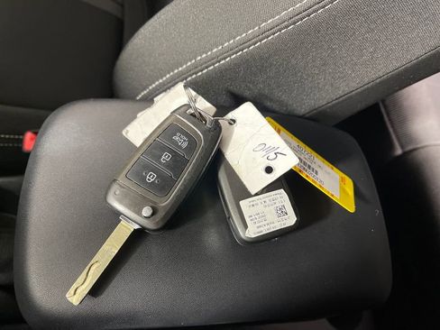 Certified 2022 Hyundai Venue SEL image 26