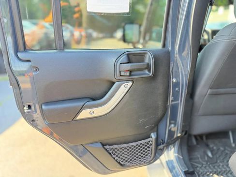 Used 2016 Jeep Wrangler Unlimited Sahara w/ Dual Top Group AWD/4WD image 27