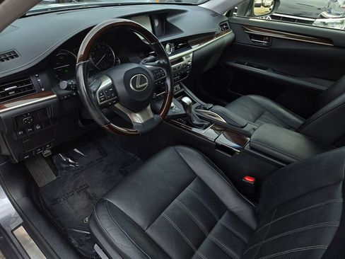 Used 2016 Lexus ES 300h w/ Luxury Package w/Wood Trim image 9