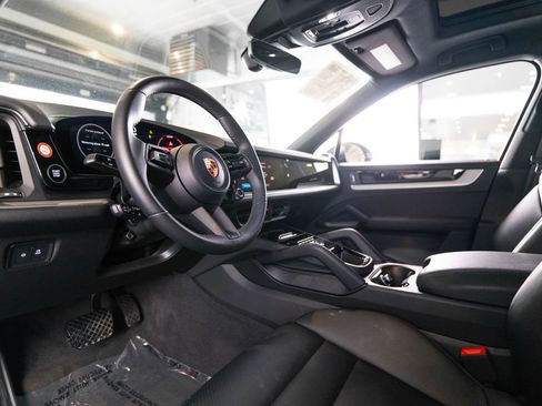 Certified 2025 Porsche Cayenne AWD/4WD image 4