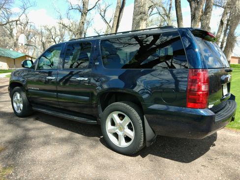 Used 2008 Chevrolet Suburban LTZ w/ LTZ Preferred Equipment Group AWD/4WD image 8
