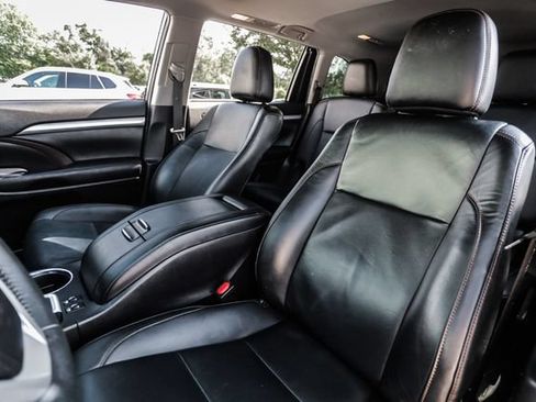 Used 2019 Toyota Highlander XLE AWD/4WD image 42