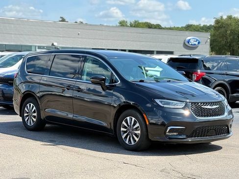 Used 2023 Chrysler Pacifica Touring-L FWD image 30