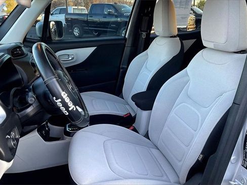 Used 2019 Jeep Renegade Latitude w/ Popular Equipment Group image 26