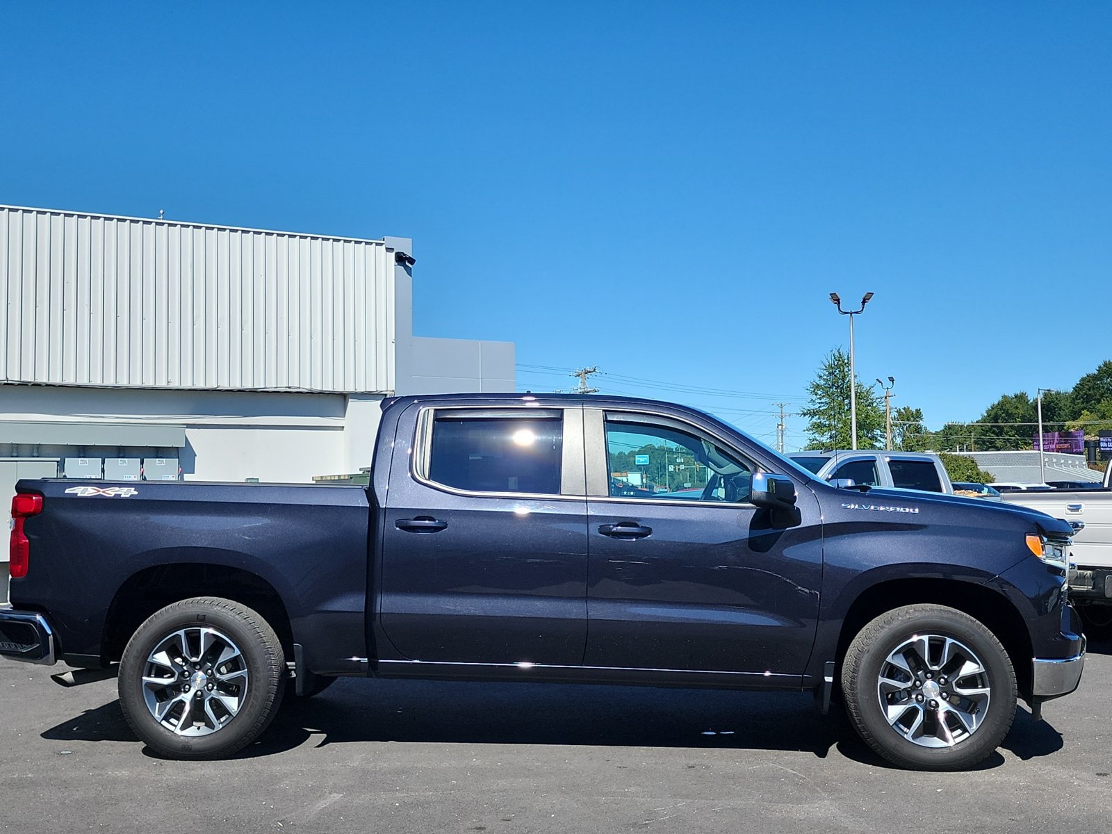 Used 2023 Chevrolet Silverado 1500 LT AWD/4WD image 6